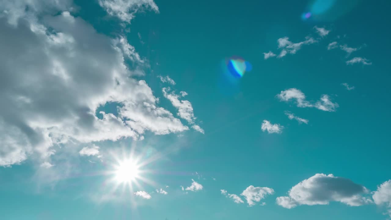 淡蓝色的天空。正午的太阳之星。云移动得很快。复活节的天堂空气。多云的日子，天空移动云和太阳在空气中。五彩缤纷的天空大气，信仰上帝的基督教。视频素材