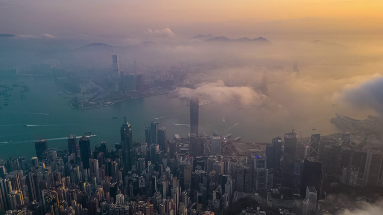 日出时香港城市天际线的空中塌陷视频素材