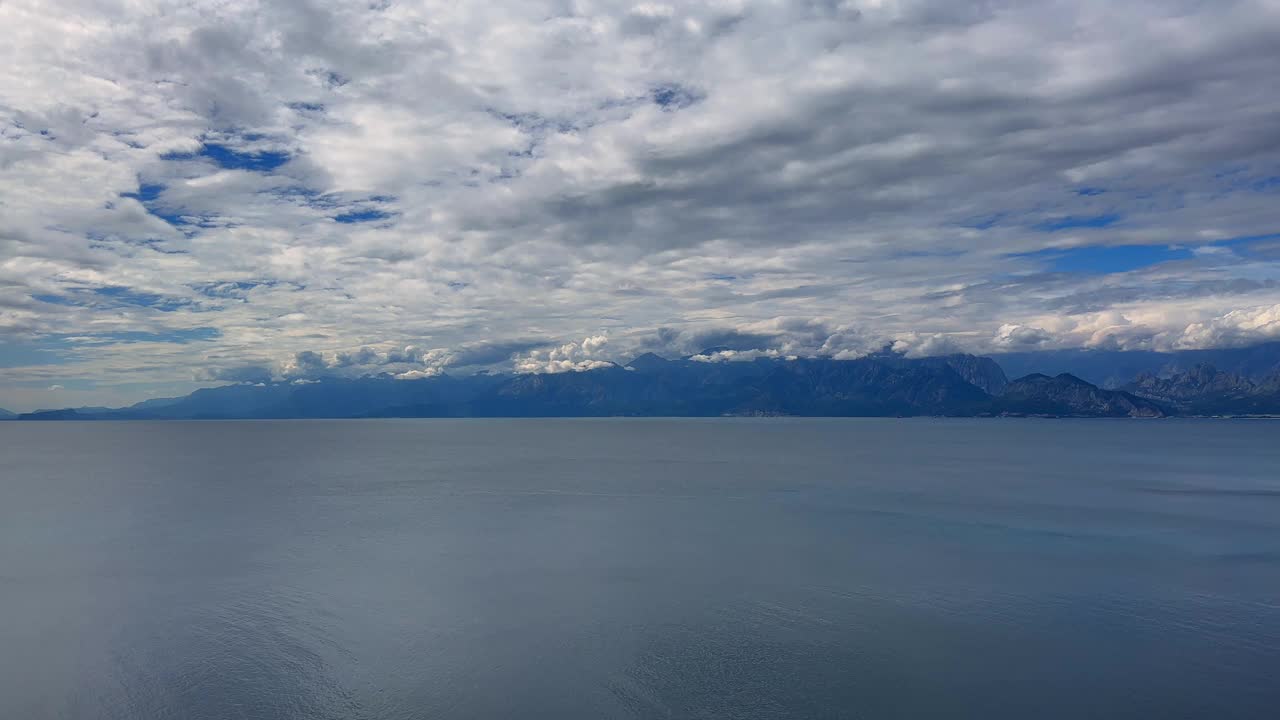 令人放松的海景和多云的天空视频素材