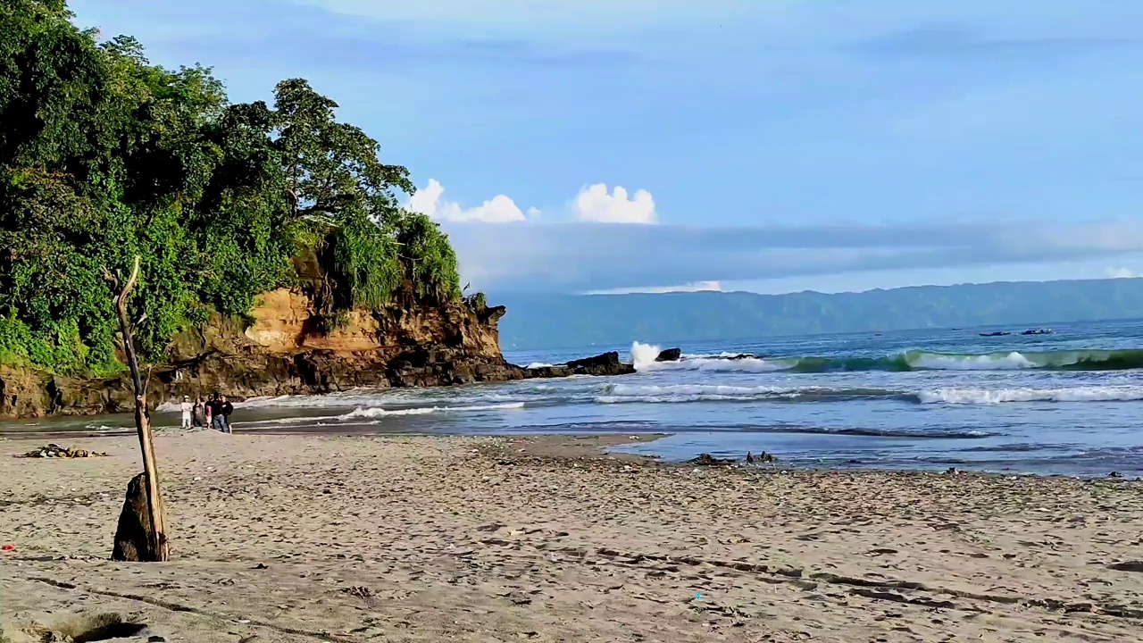 海滩和山丘的美景视频素材