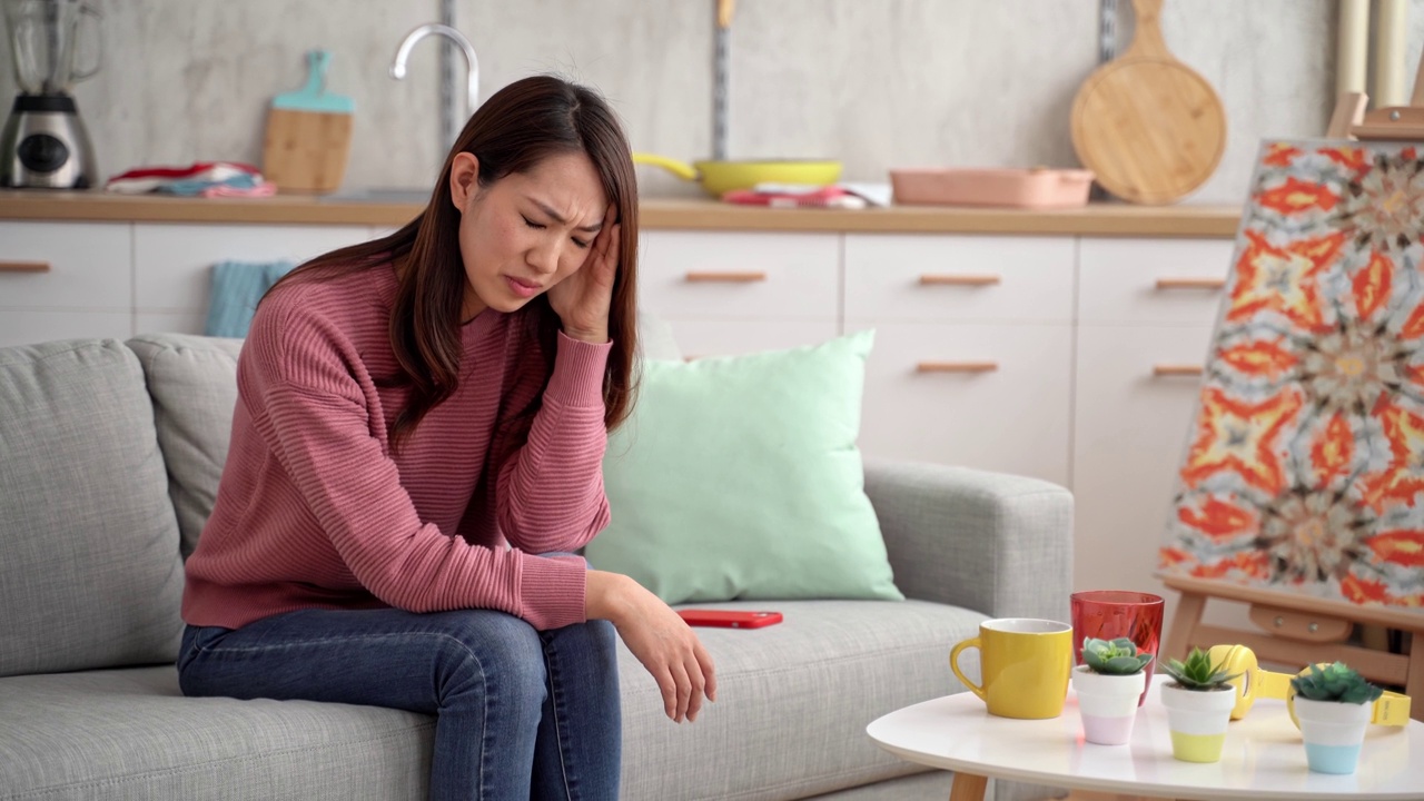 年轻女子在家头疼视频素材