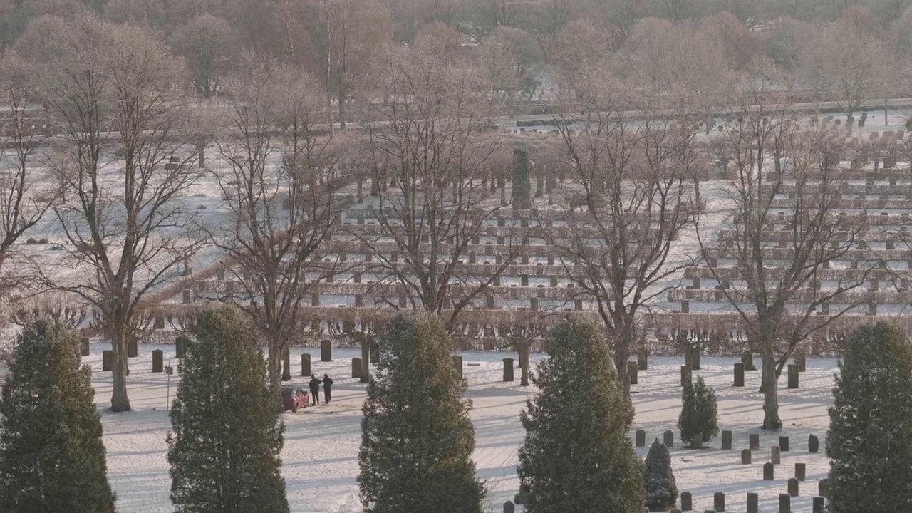 公墓冰雪冬季景观，高角度，泛拍视频素材