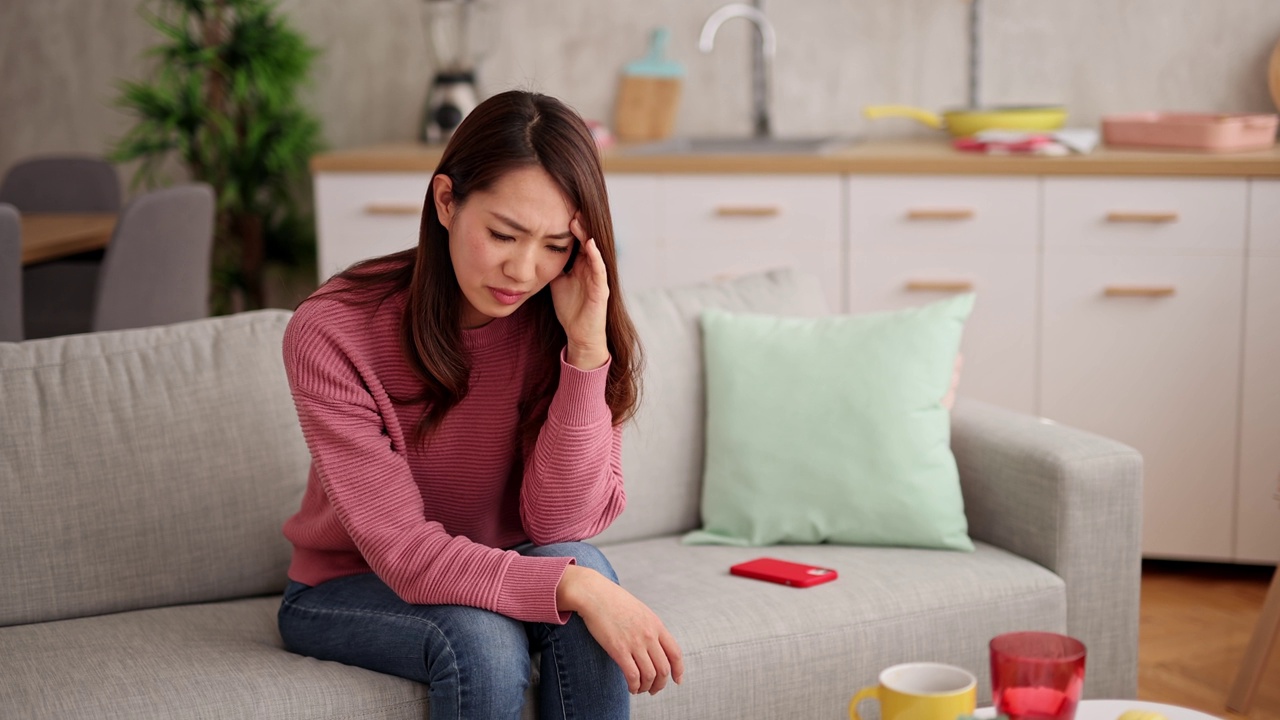 年轻女子在家头疼视频素材