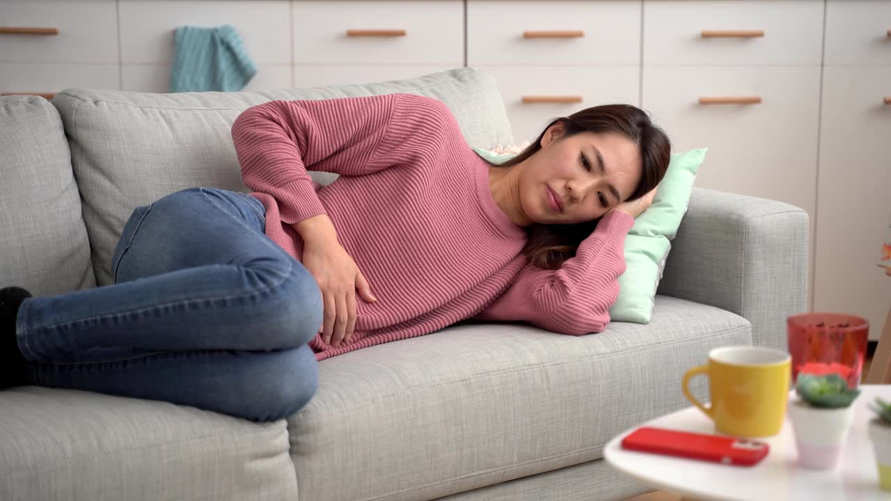 年轻女子在家经期痉挛视频素材