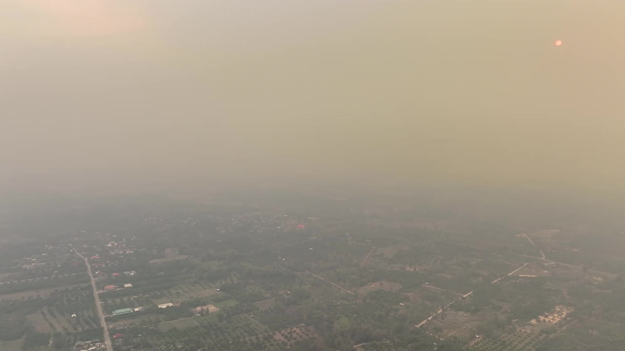 雾霾和烟雾覆盖的农业燃烧影响城市视频素材