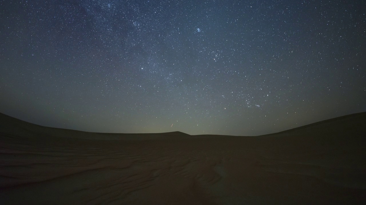 沙丘沙漠中夜空中星星轨迹运动的4K延时拍摄。视频素材