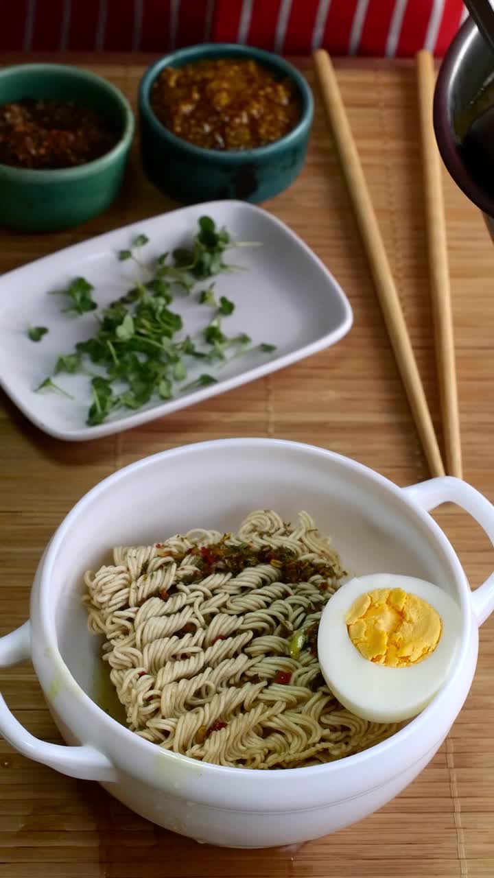 准备速食拉面，浇上肉汤、香料和蔬菜。视频素材