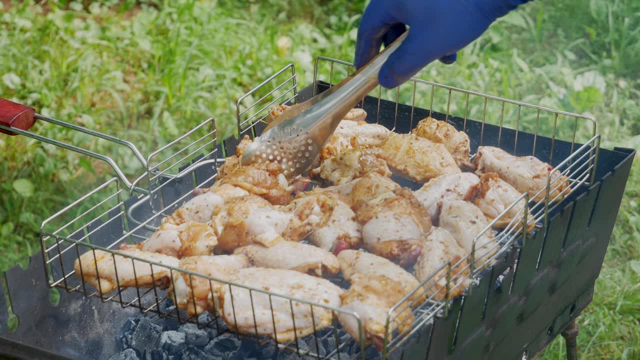 在烤架上烤。烤架上的炸鸡肉。B-B-Q。视频素材