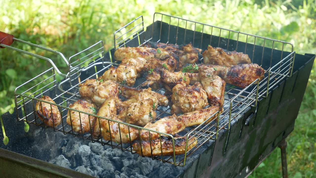 炸鸡肉用烹饪刷涂抹。B-B-Q。特写镜头。视频素材