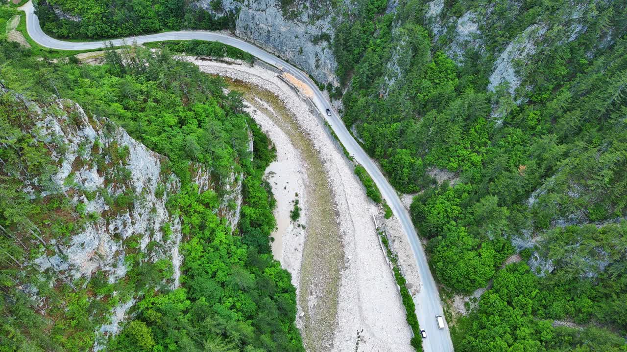 在罗多普山脉(Rhodope Mountains)，一条蜿蜒的道路穿过布满植物和树叶的山谷视频素材