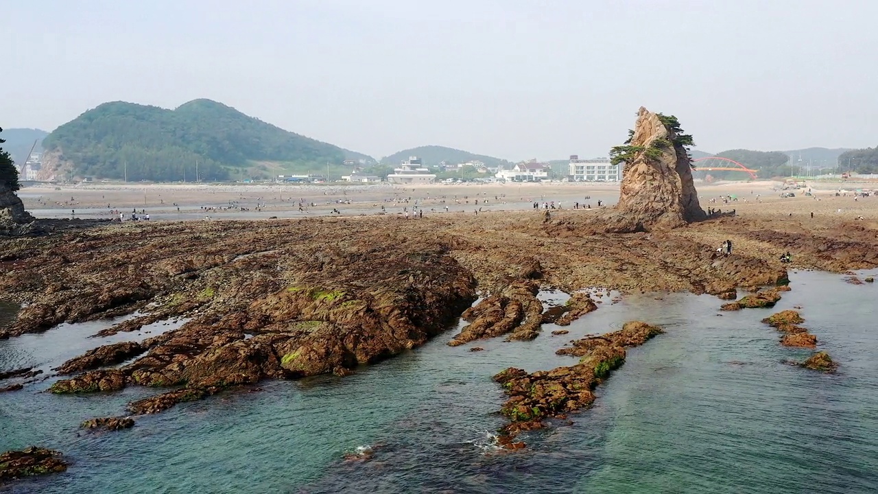 韩国忠清南道泰安郡Kkotji海滩的Halmi和Harabi岩视频素材