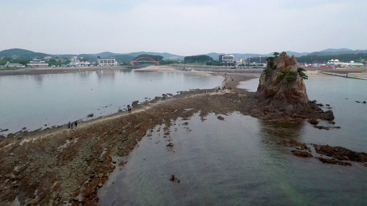 韩国忠清南道泰安郡边浦港、海美、海比岩附近的桥梁和桥墩视频素材