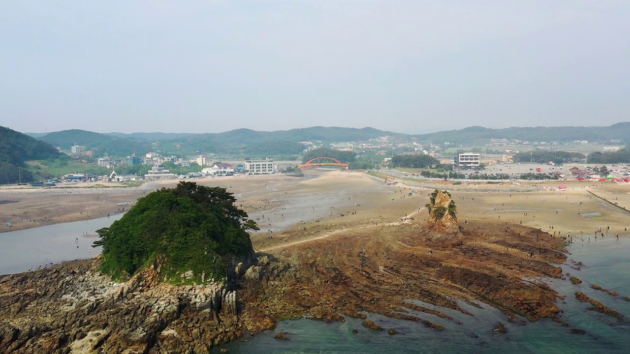 韩国忠清南道泰安郡边浦港、海美、海比岩附近的桥梁和桥墩视频素材