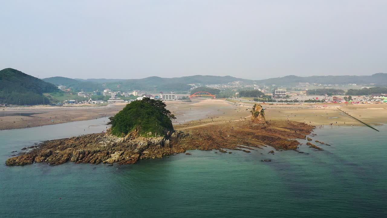 韩国忠清南道泰安郡边浦港、海美、海比岩附近的桥梁和桥墩视频素材