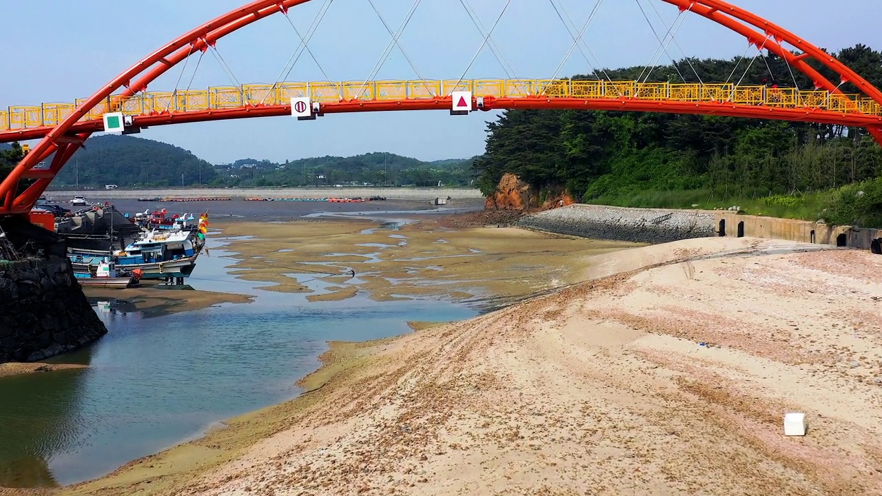 韩国忠清南道泰安郡，方浦港，Kkotji海滩附近的桥梁和桥梁码头视频素材