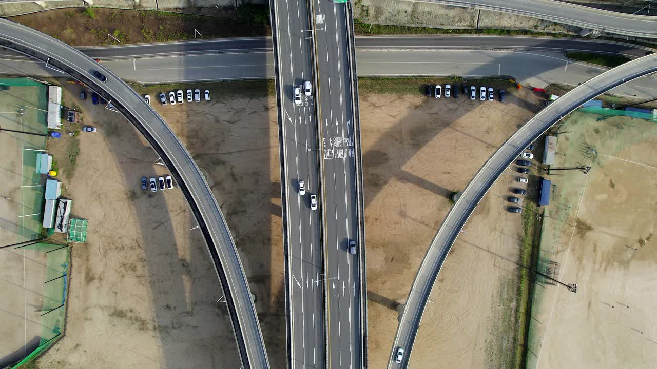 江边高速公路、川川立交、十字路口、道路、汽车的城市景观/韩国京畿道九里市视频素材