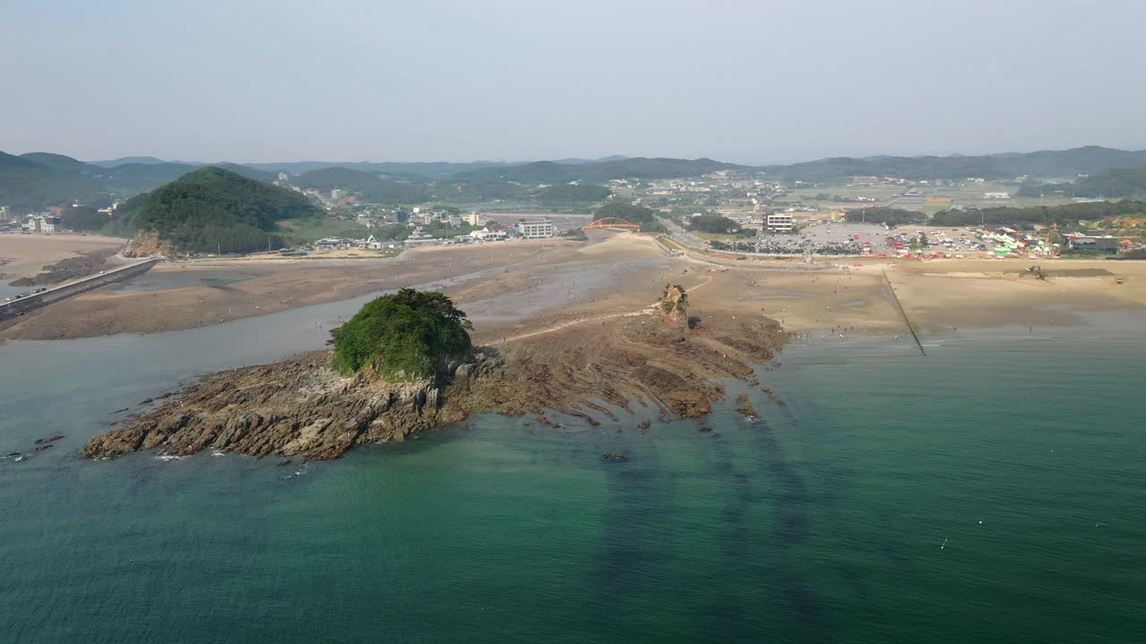 韩国忠清南道泰安郡边浦港、海美、海比岩附近的桥梁和桥墩视频素材