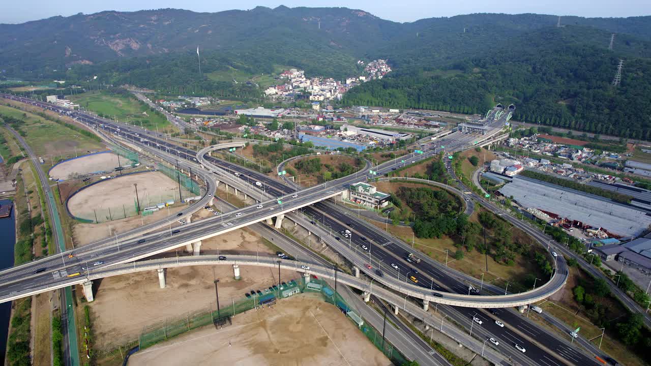 龙马隧道、川川立交、江边高速公路、十字路口、道路、汽车的城市景观/韩国京畿道九里市视频素材