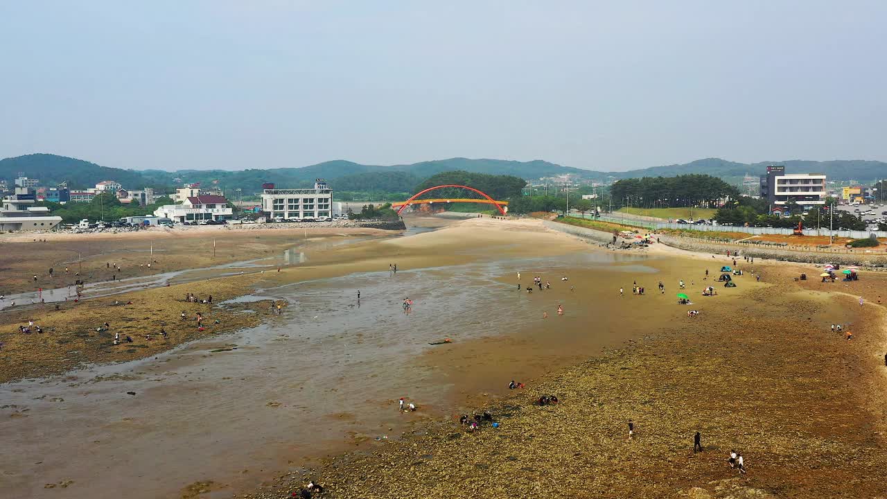 韩国忠清南道泰安郡，方浦港，Kkotji海滩附近的桥梁和桥梁码头视频素材