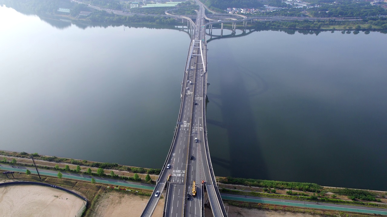 汉江市景、九里-暗寺桥、暗寺立交、奥林匹克高速公路、十字路口、道路和移动的汽车/韩国京畿道江东区九里市视频素材