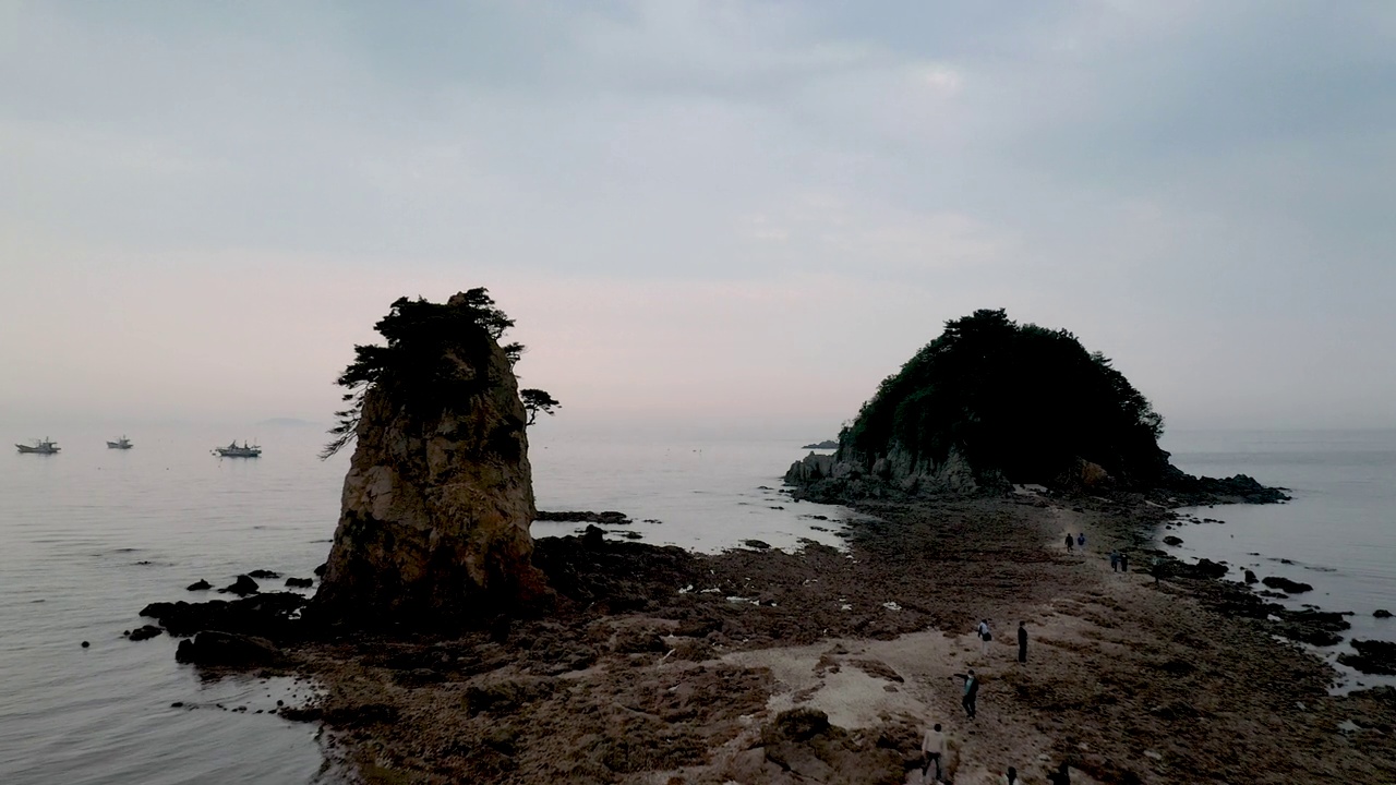 韩国忠清南道泰安郡Kkotji海滩的Halmi和Harabi岩视频素材