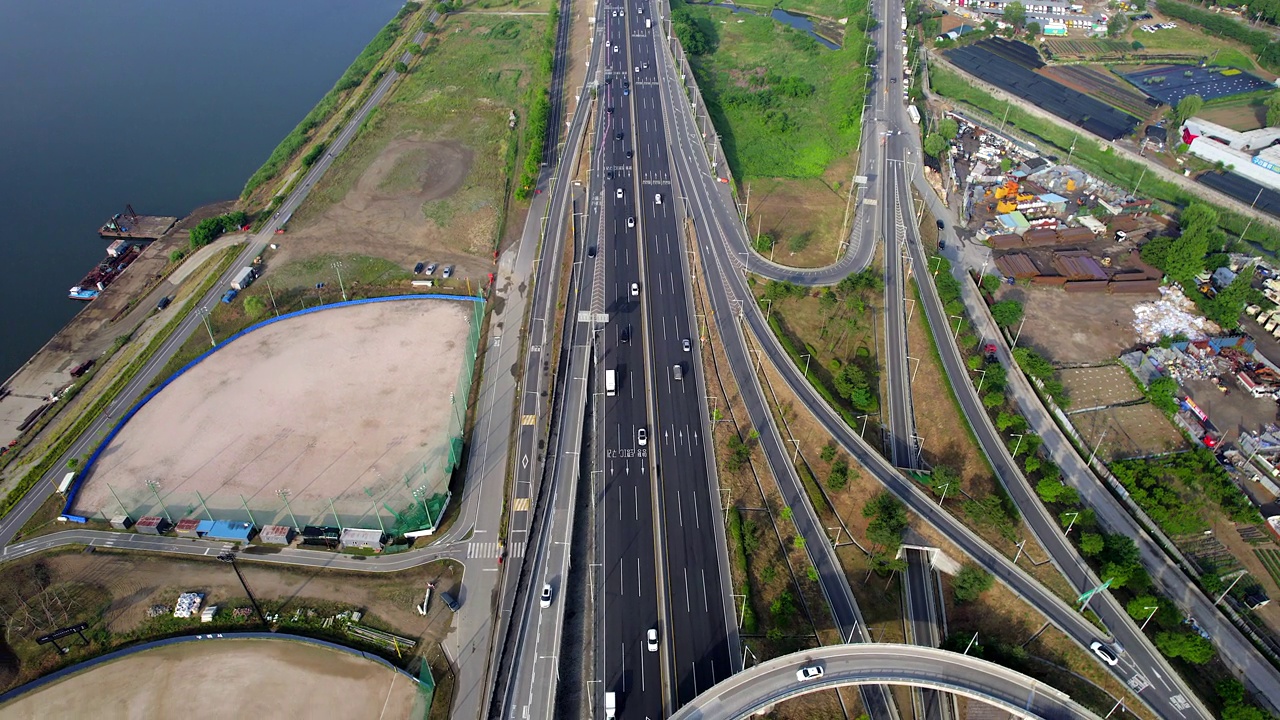 江边高速公路、川川立交、十字路口、道路、汽车的城市景观/韩国京畿道九里市视频素材