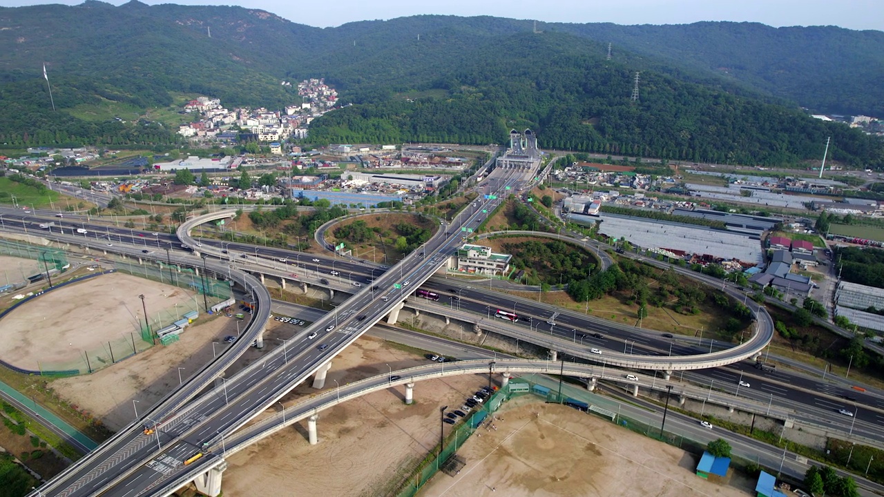 龙马隧道、川川立交、江边高速公路、十字路口、道路、汽车的城市景观/韩国京畿道九里市视频素材