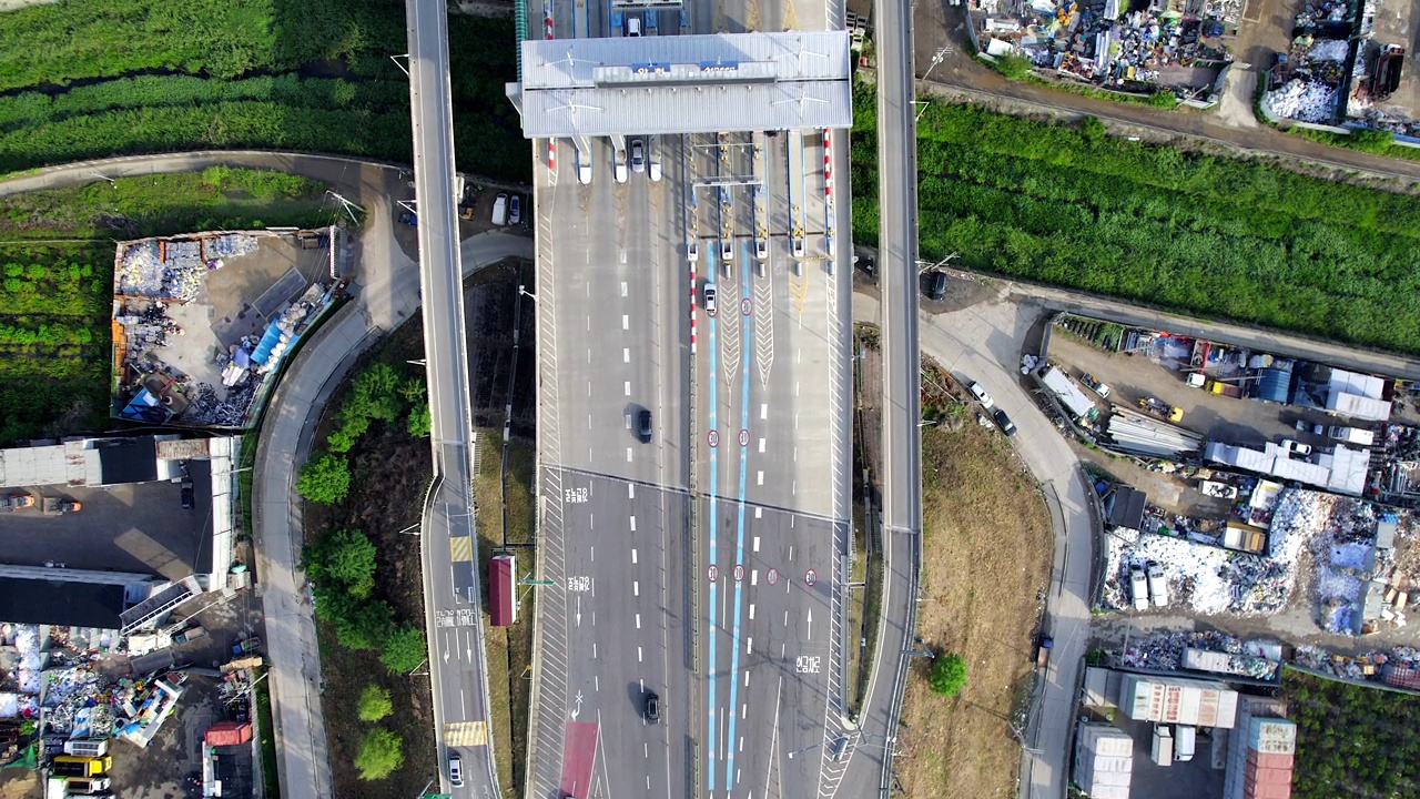 江边高速公路、川川立交、十字路口、道路、汽车的城市景观/韩国京畿道九里市视频素材