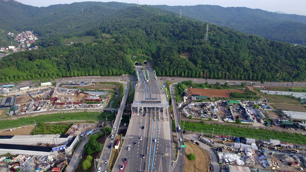 龙马隧道、川川立交、江边高速公路、十字路口、道路、汽车的城市景观/韩国京畿道九里市视频素材