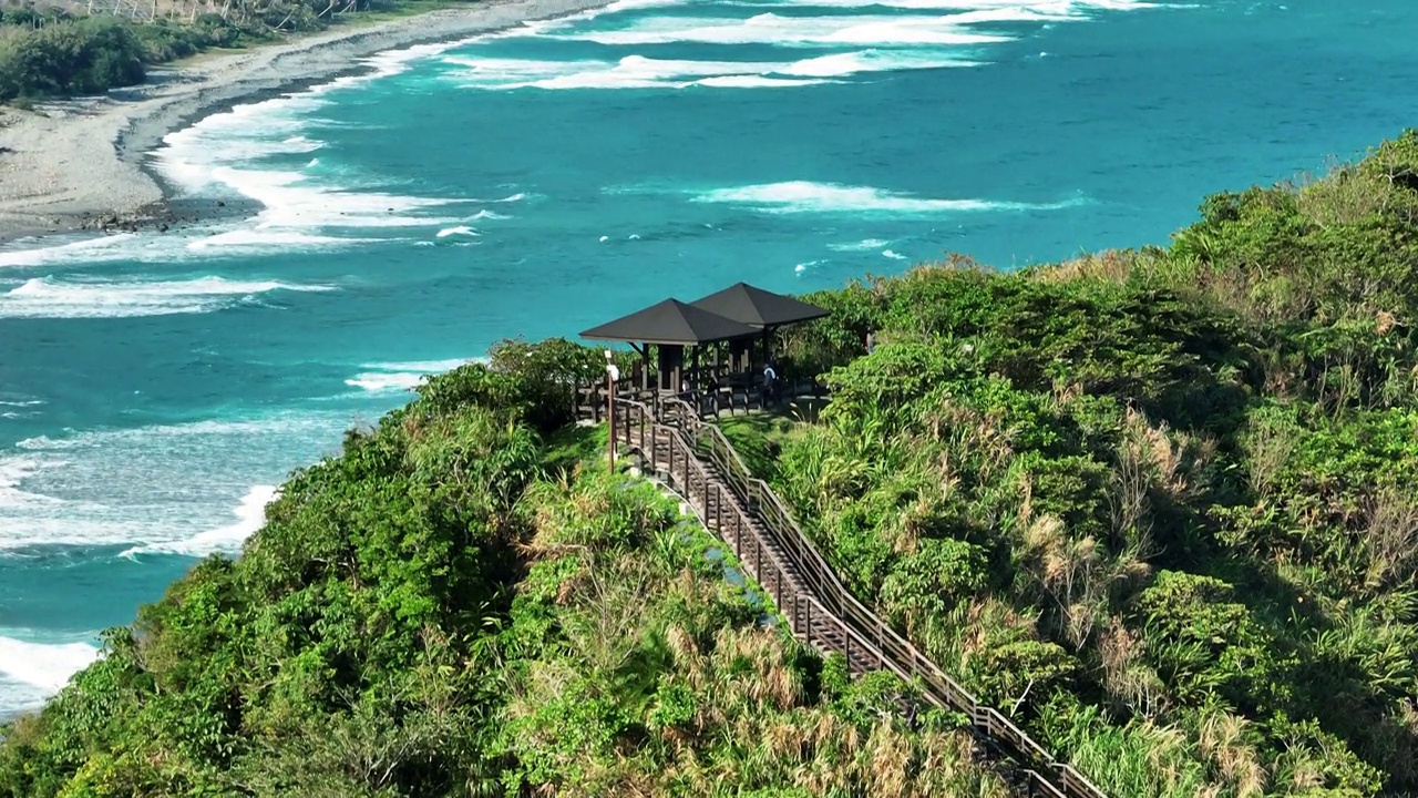 山道和海浪的鸟瞰图视频素材