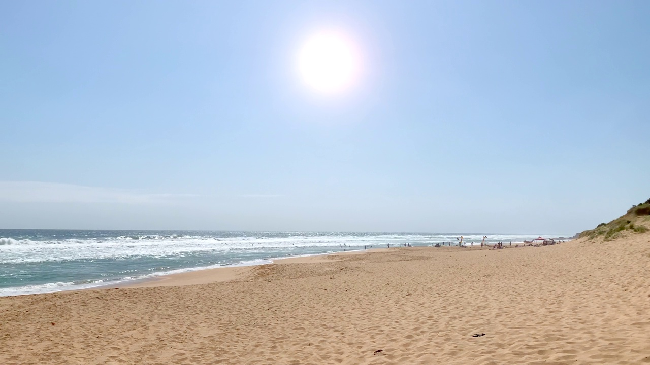 炎热夏日的Gunnamatta海滩，阳光灿烂视频素材