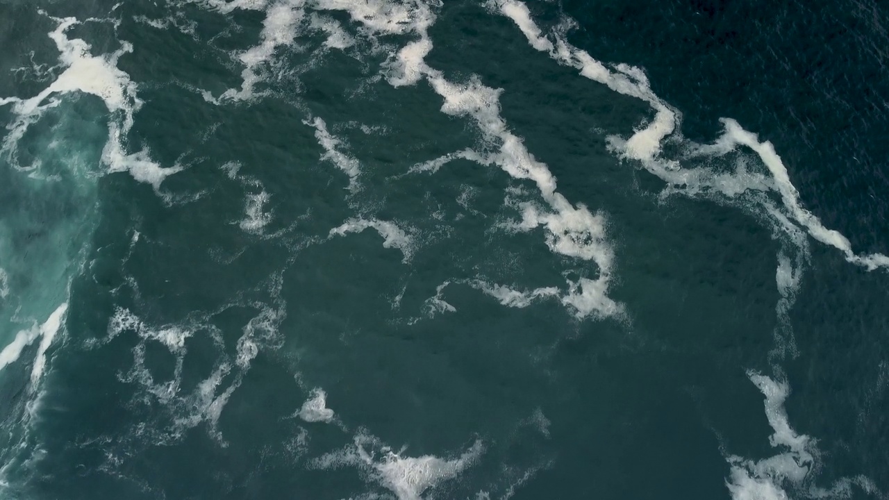 空中无人机视图与泡沫粗糙的海浪海景视频素材