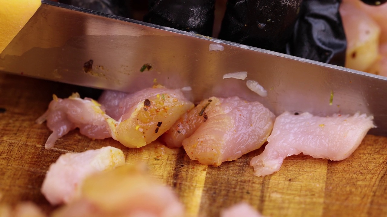 切片生鸡肉片加香料视频素材