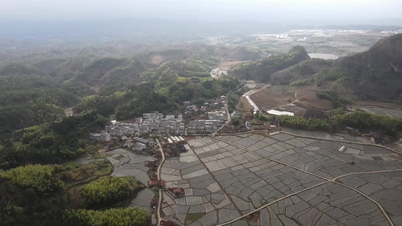 农村房屋和田地的鸟瞰图视频素材