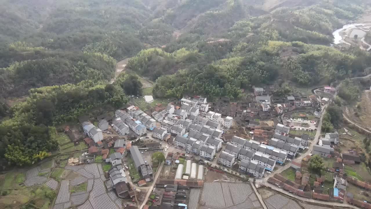 农村房屋和田地的鸟瞰图视频素材