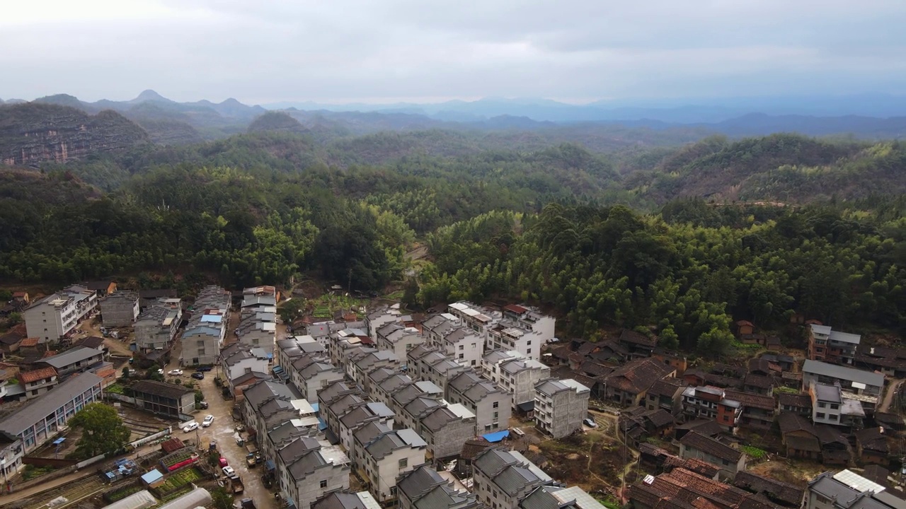 农村房屋和田地的鸟瞰图视频素材