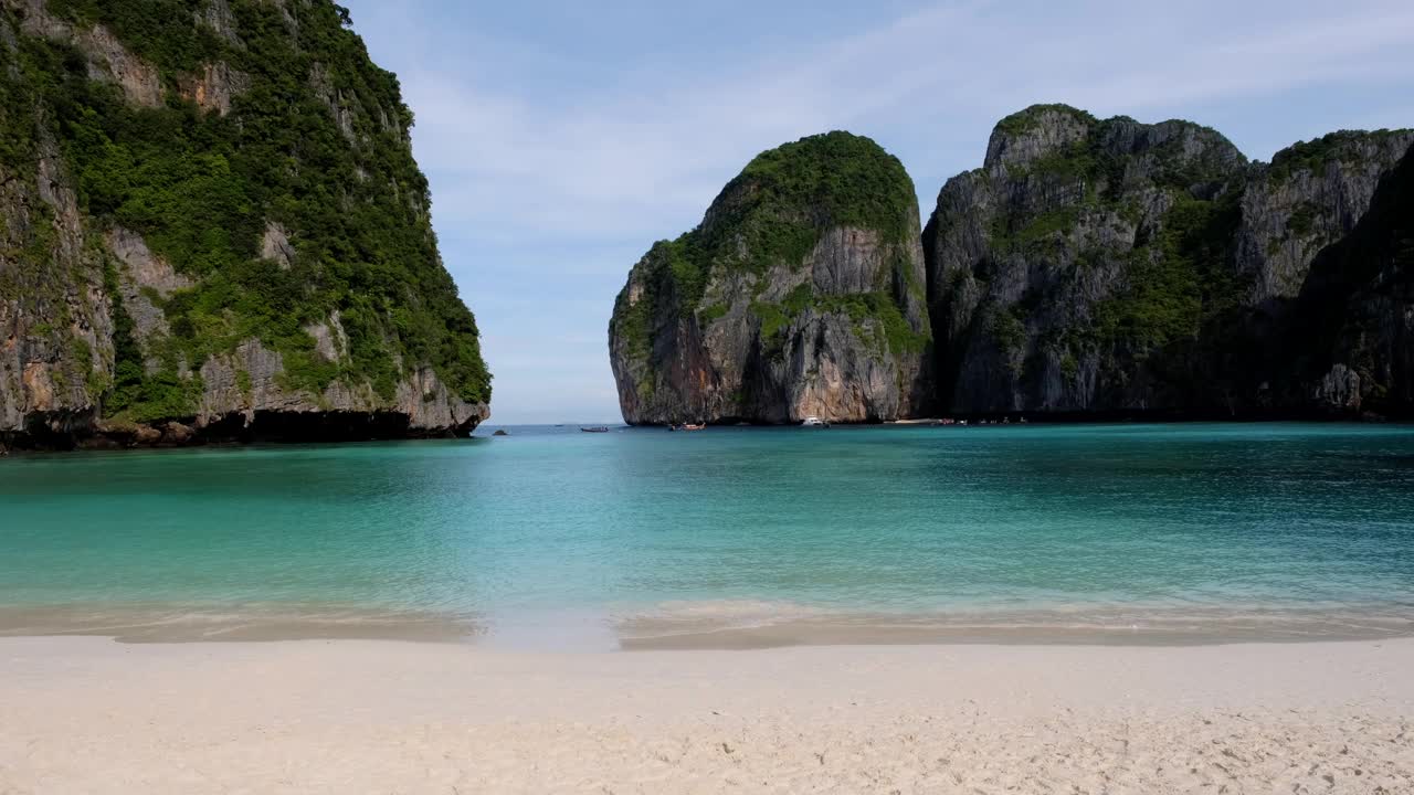 泰国披披岛玛雅湾海滩的一个清晨，海滩上没有游客视频素材