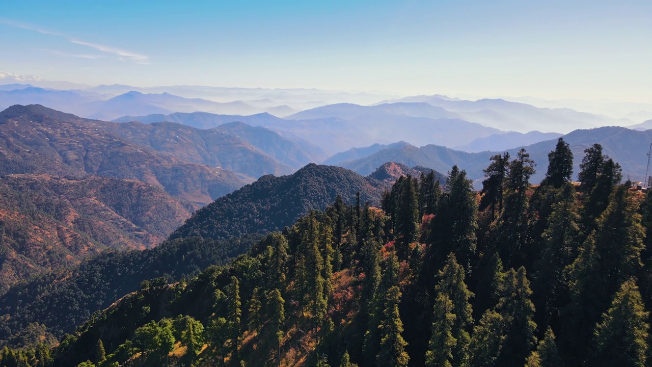 喜马拉雅山脉从Surkanda Devi寺庙附近的山站Dhanaulti。视频下载