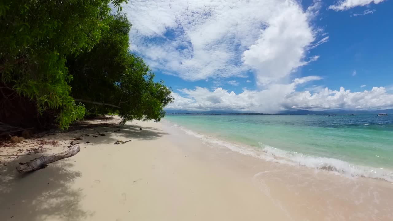 热带海滩和蓝色的大海。视频素材