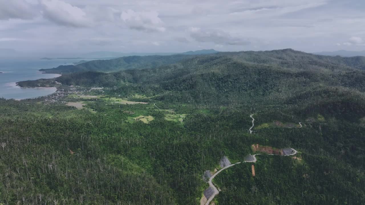 巴拉望岛热带地区的狭窄道路视频素材