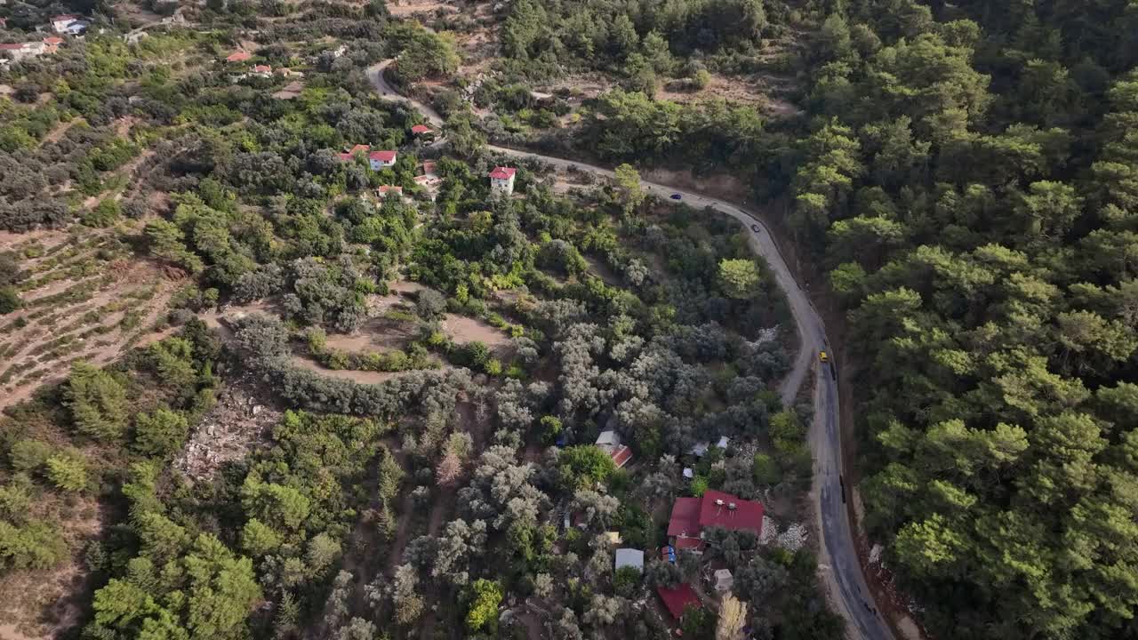 山间乡村道路，鸟瞰图视频素材