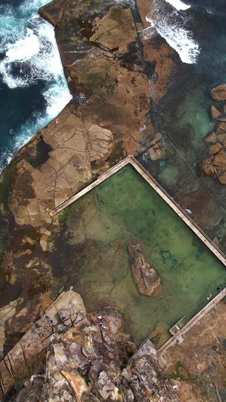 垂直无人机视频的海洋，岩石池，潮汐池，海浪，乡村，澳大利亚的海滩视频素材