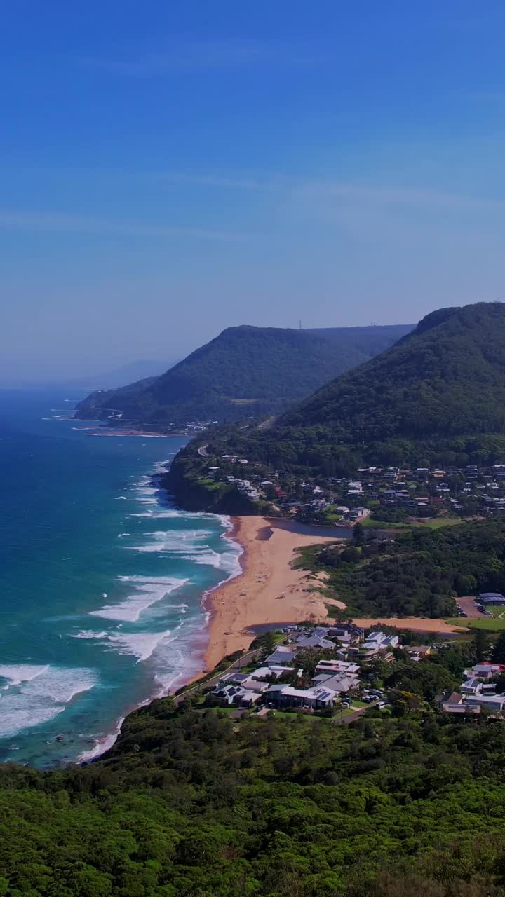 垂直无人机视频的海洋，岩石池，潮汐池，海浪，乡村，澳大利亚的海滩视频下载