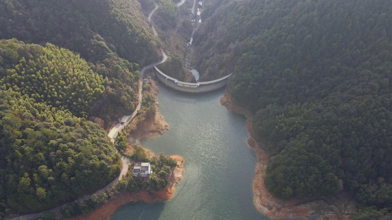 阳光明媚的日子里，山上的一个水库视频素材