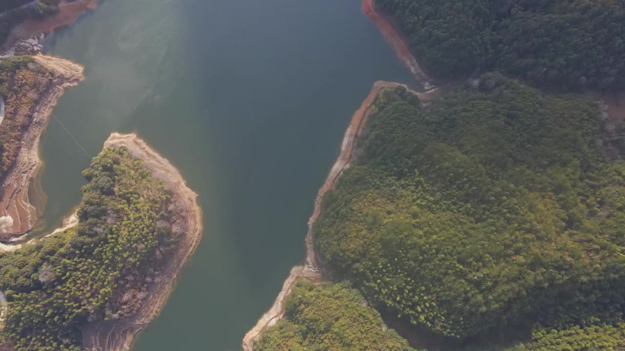 阳光明媚的日子里，山上的一个水库视频素材