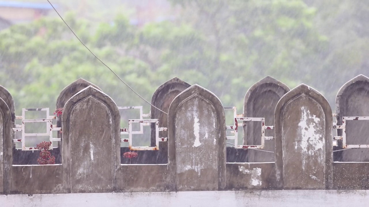 清真寺屋顶大雨滂沱。视频素材