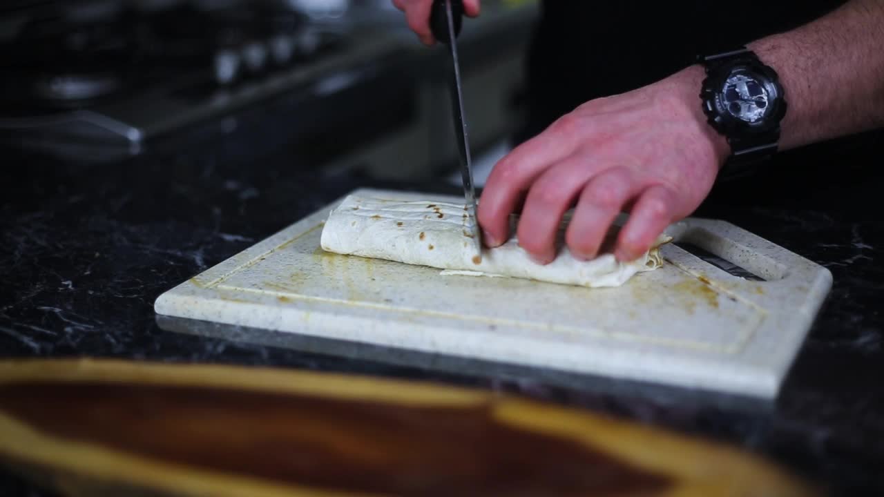 厨师制作玉米煎饼和切鸡肉玉米煎饼的视频视频素材