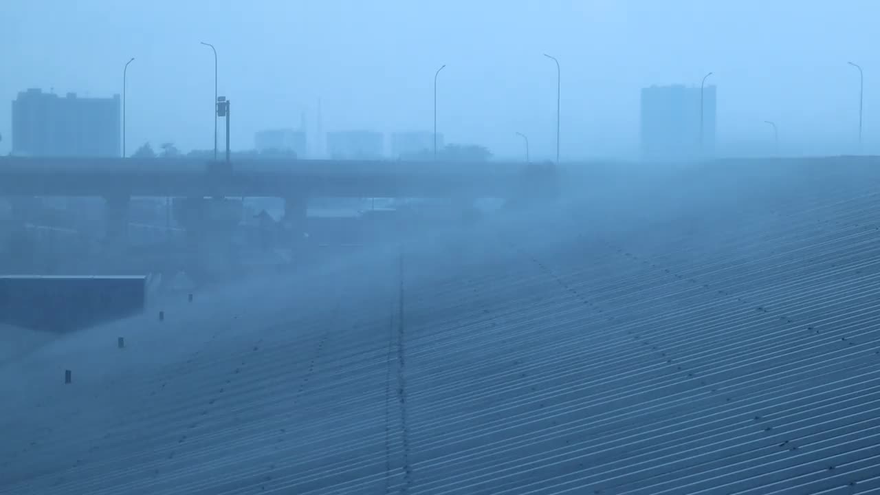 大雨伴着大风在屋顶上肆虐视频下载