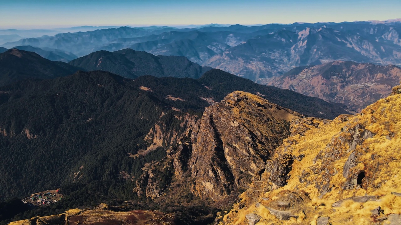 印度北阿坎德邦通纳特邦乔普塔附近山谷的鸟瞰图。视频素材