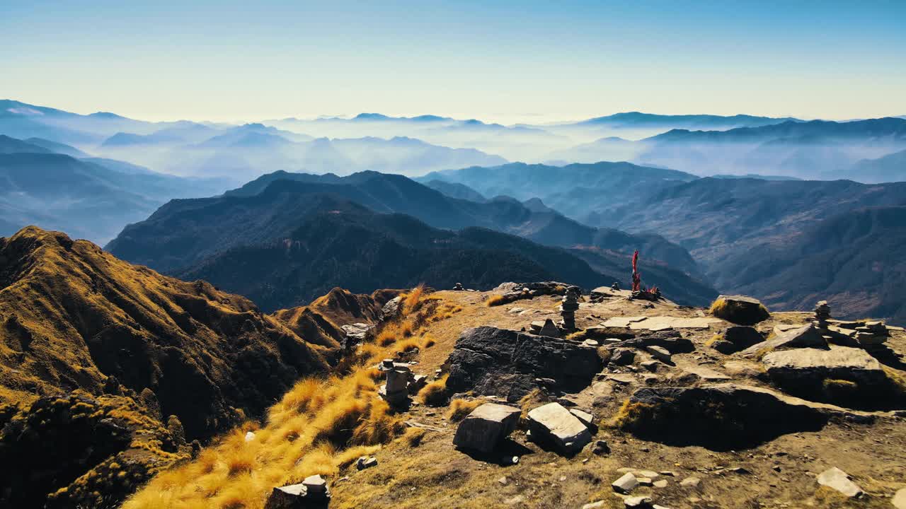 印度北阿坎德邦通纳特邦乔普塔附近山谷的鸟瞰图。视频下载